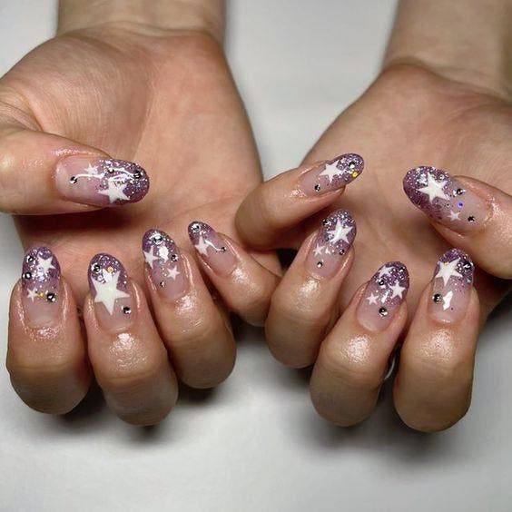 Ongles ombrés pailletés ornés d’étoiles