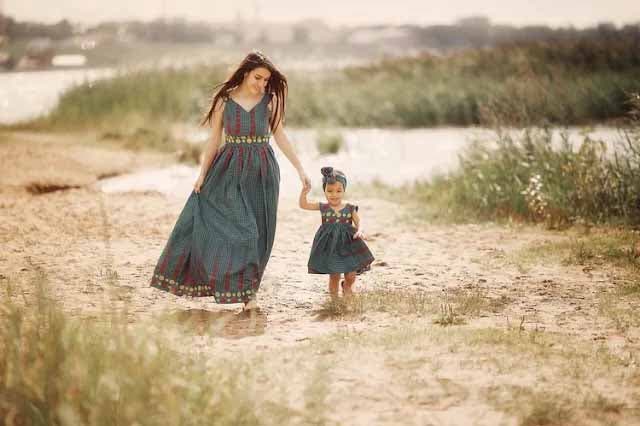 Photo d’Anya et de Rayanna sur la plage avec des robes similaires