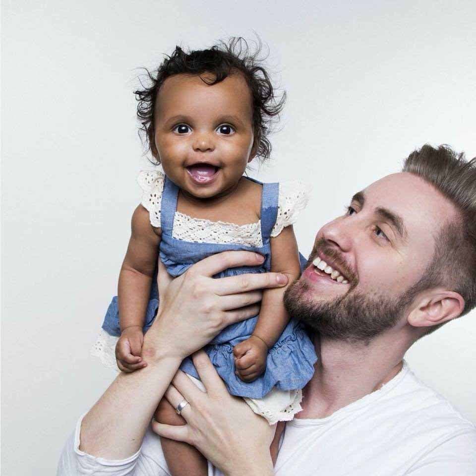 Photo de Jamie Perkins avec sa fille Ava sur l'épaule