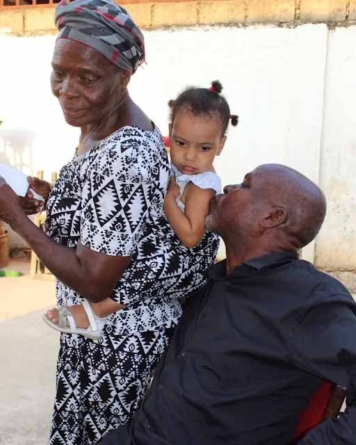 Photo des grands-parents paternels avec la petite Rayanna