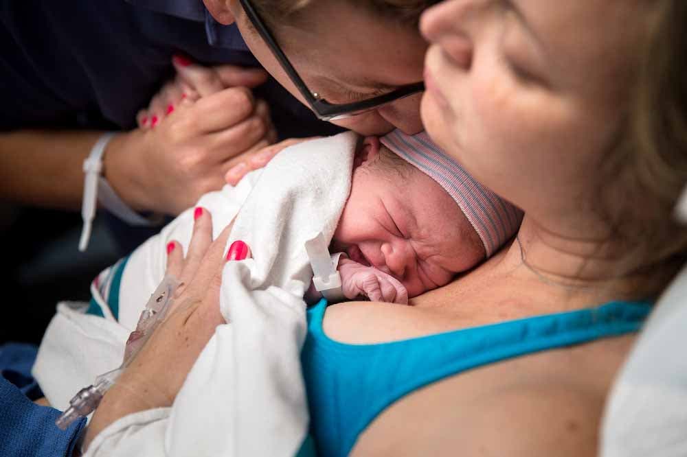 Photo émouvante des parents avec leur petit garçon après l'accouchement