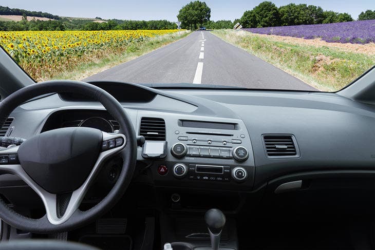 Points noirs sur le pare-brise de la voiture