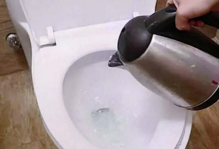 Pourquoi verser de l'eau bouillante dans les toilettes