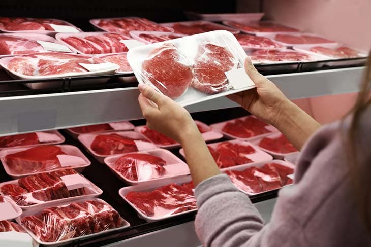 Prendre de la viande au supermarché