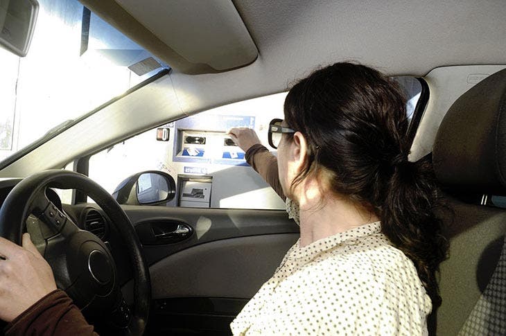 Prendre son ticket au péage d’autoroute - source : spm