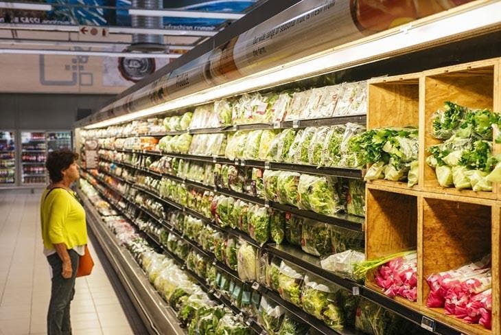 Rayon salade au supermarché