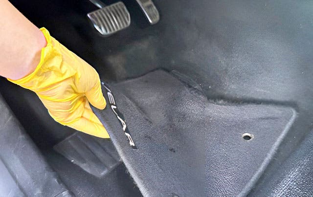 Remettre le tapis de la voiture sur la moquette