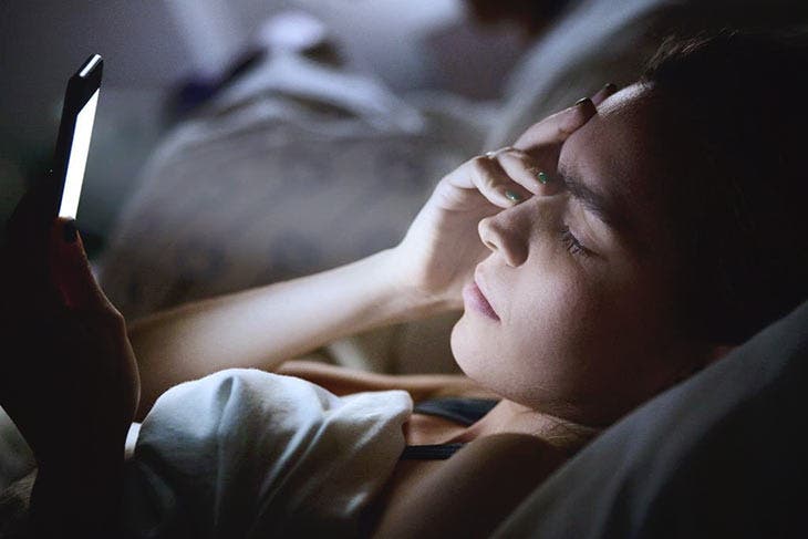 Rester sur son téléphone le soir avant de dormir