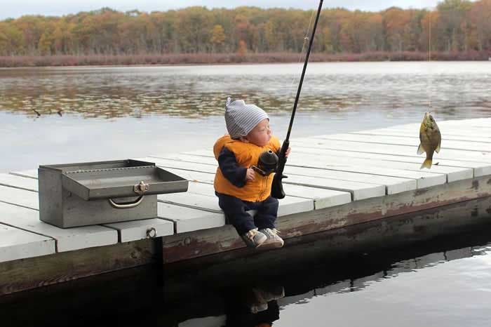 Ryan à la pêche aux poissons