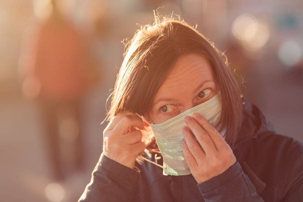 Se-toucher-le-visage-quand-on-porte-un-masque