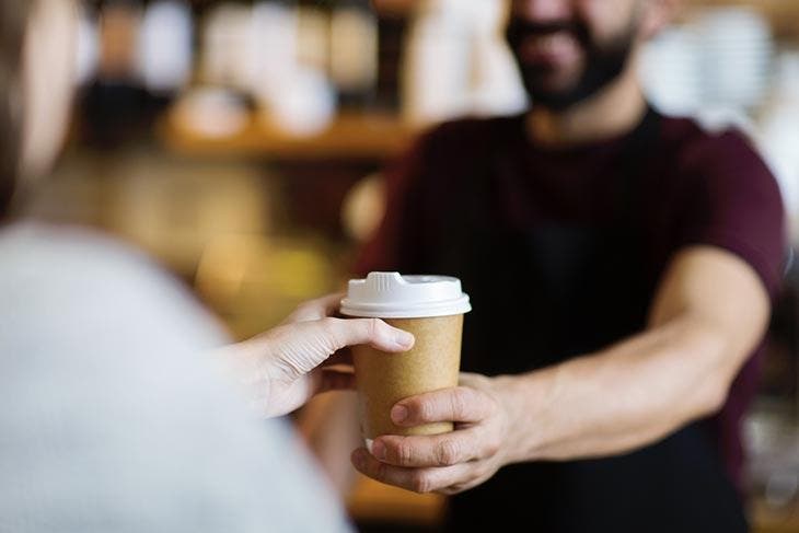 Servir un café à emporter