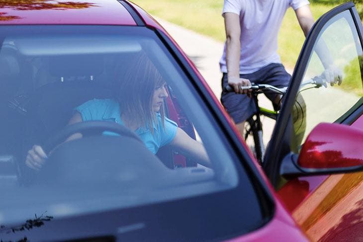 Situation dangereuse d’une automobiliste et d’un cycliste