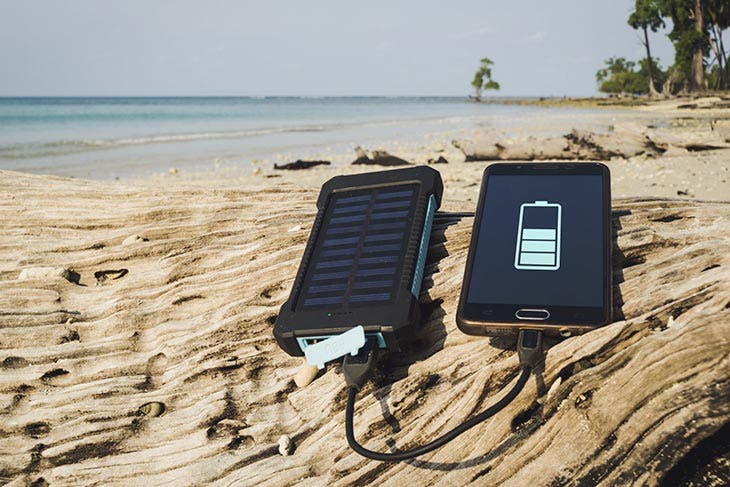 Smartphone en charge exposé au soleil. source : spm