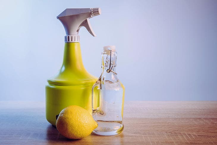 Solution liquide à base de vinaigre et de citron