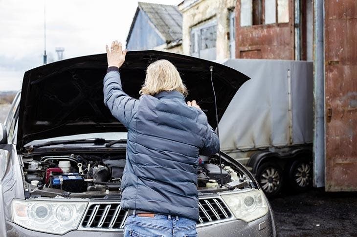 Soulever le capot de la voiture