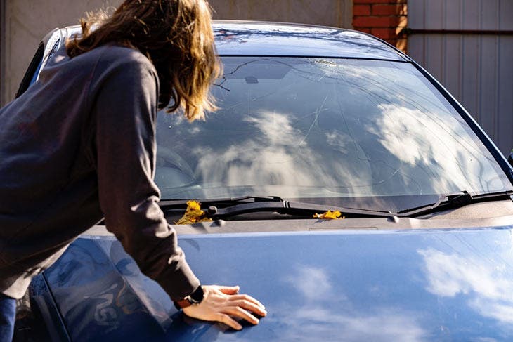 Taper sur le capot de la voiture