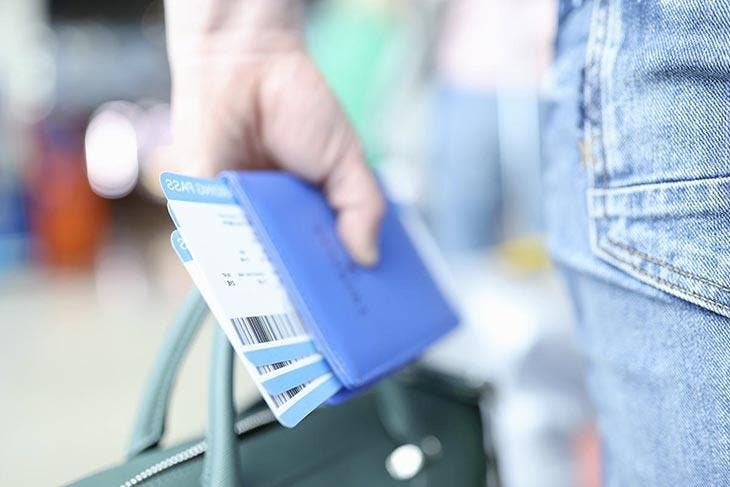 Tenir son billet d'avion avec le passeport 