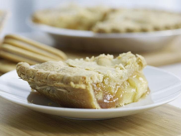 Tranche de la tarte aux pommes à la confiture