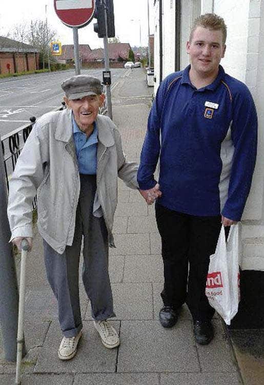 Un adolescent quitte son travail pour accompagner un inconnu de 95 ans