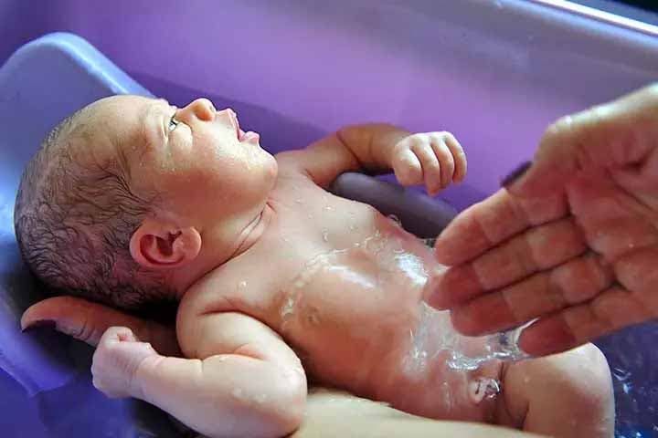 Un bébé dans une baignoire