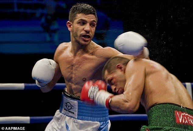 Un champion du monde va donner des leçons de boxe à ce petit garçon pour se protéger du harcèlement 