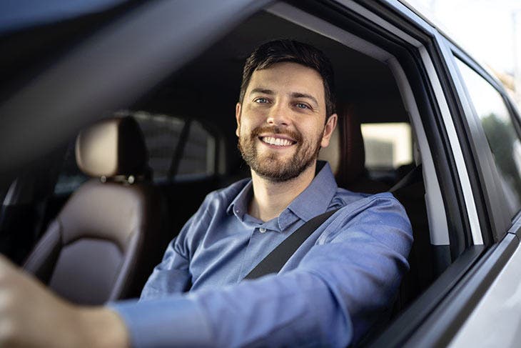 Un conducteur souriant 