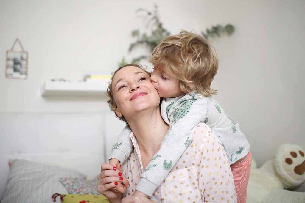 Un enfant qui embrasse sa maman