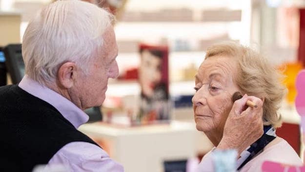 Un homme âgé prend des cours de maquillage