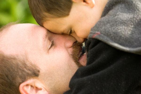 Un homme fait un câlin à un enfant