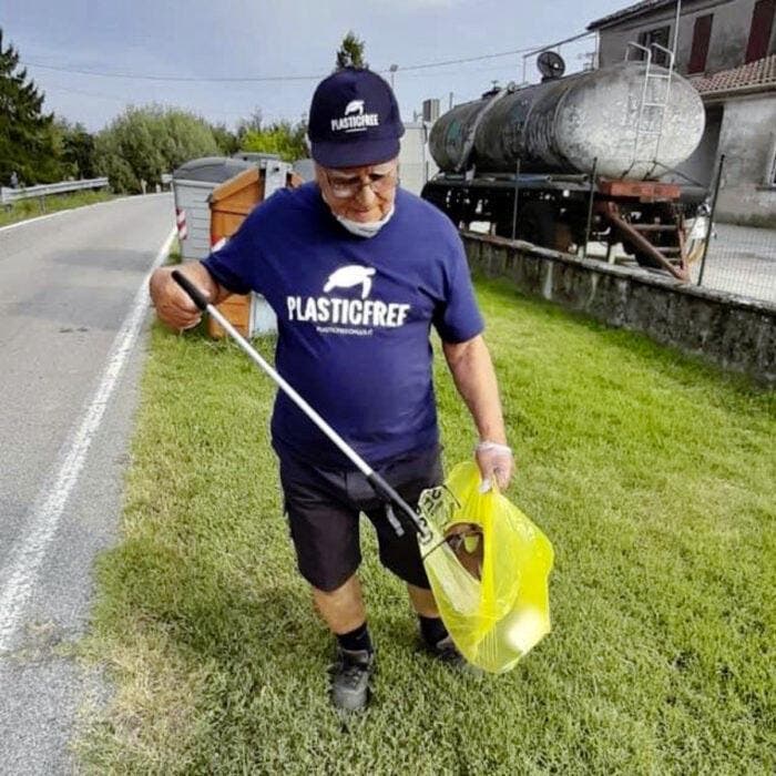 Un homme ramasse les déchets1