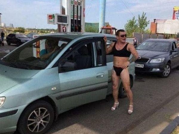 Un homme venu mettre du carburant en bikini