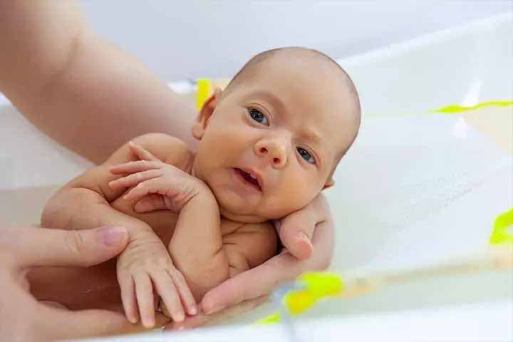 Un nouveau-né qui prend son bain