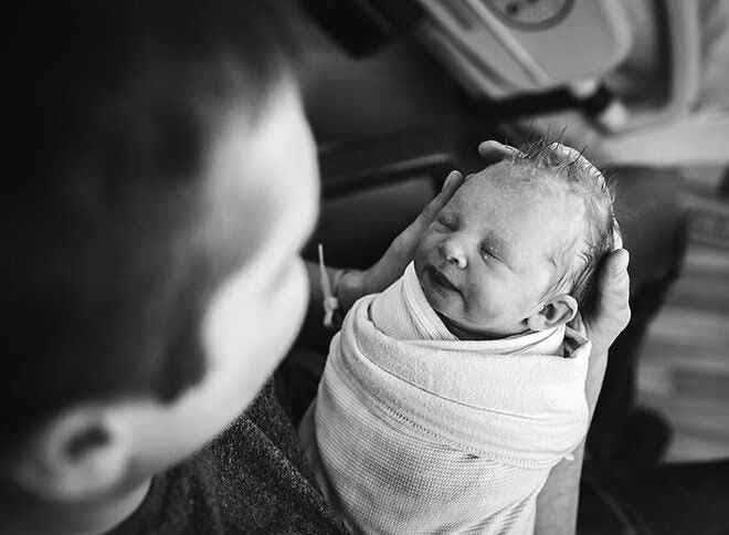 Un papa avec son bébé nouveau-né