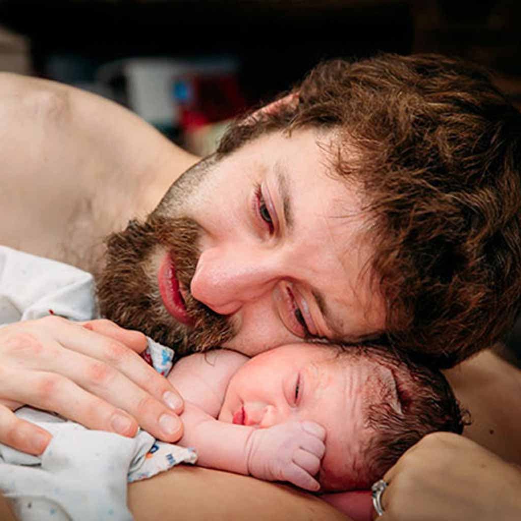 Un papa heureux avec son bébé