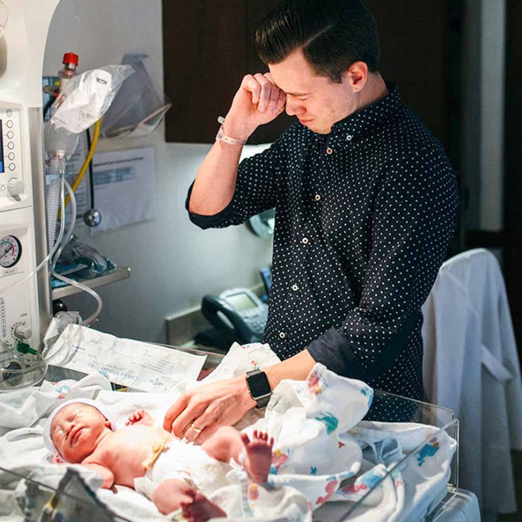 Un papa heureux avec son bébé1