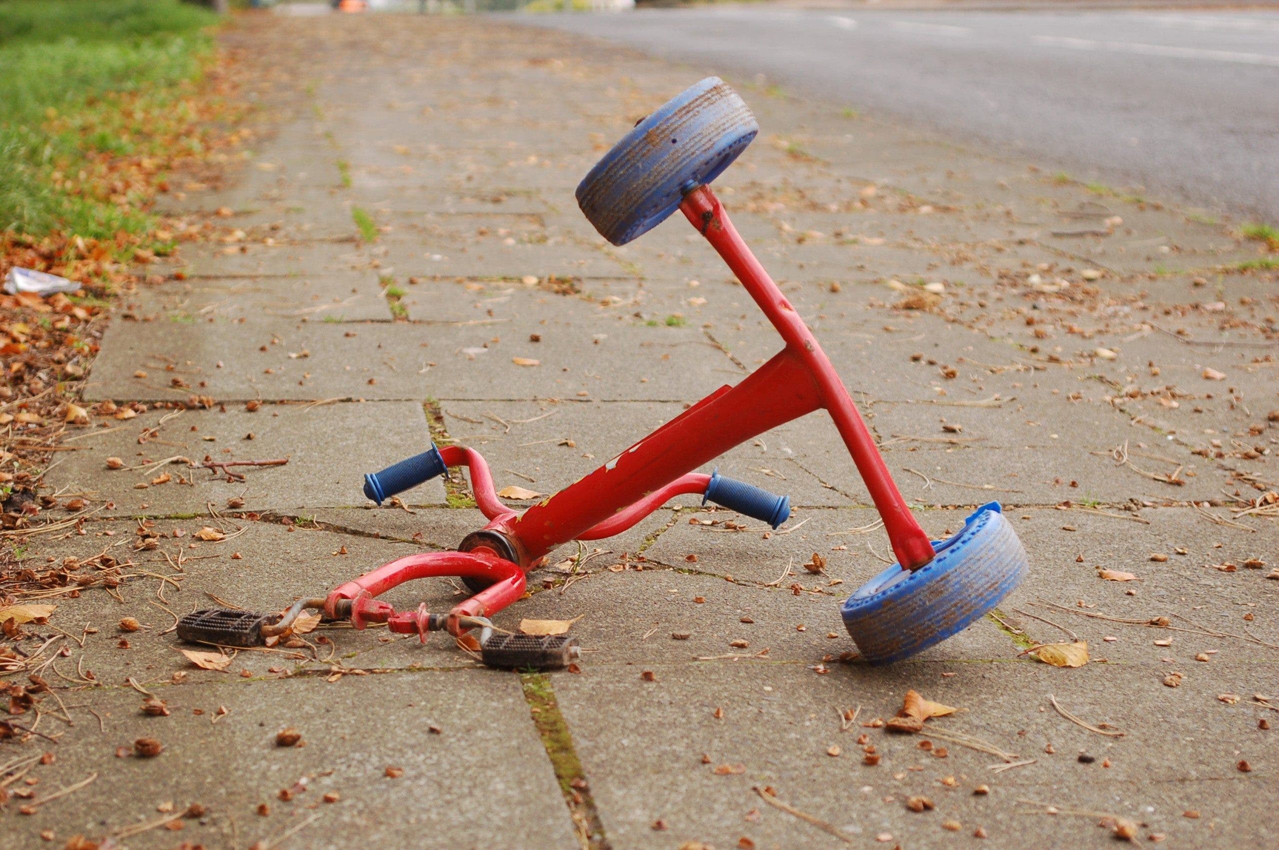 Un père abandonne son bébé sur un banc et le laisse mourir