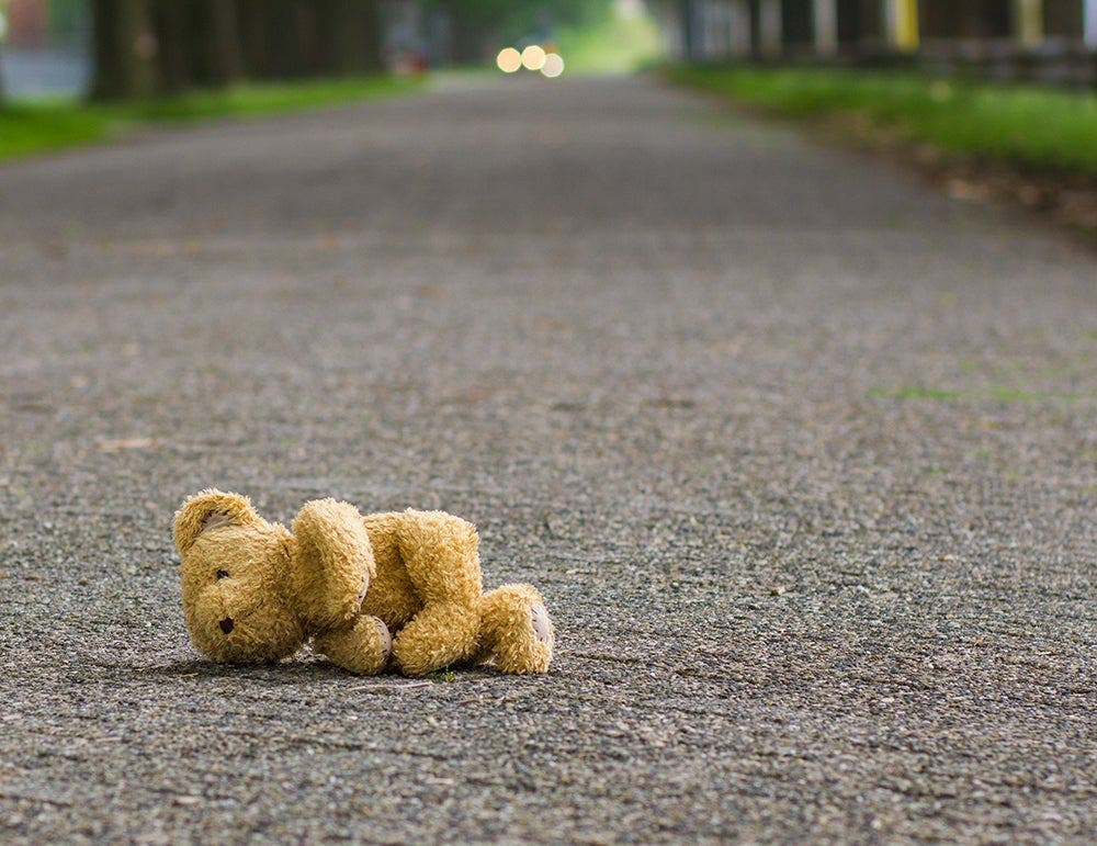 Un père abandonne son bébé sur un banc et le laisse mourir