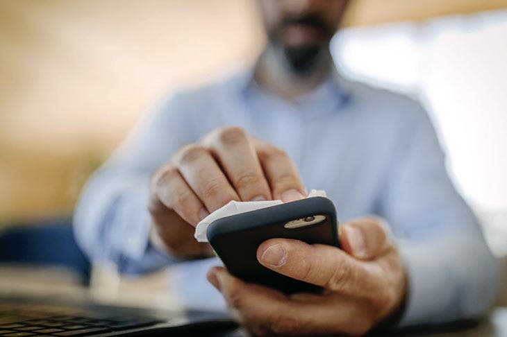 Un smartphone qui a besoin d’être nettoyé - source : spm