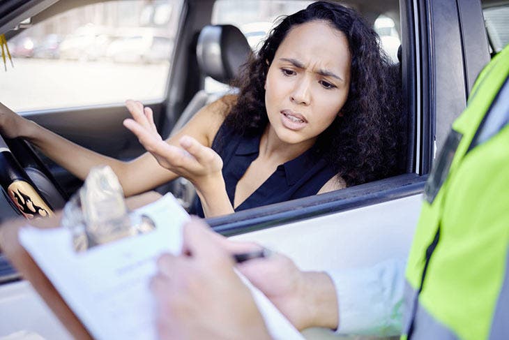 Une automobiliste recevant une amende 