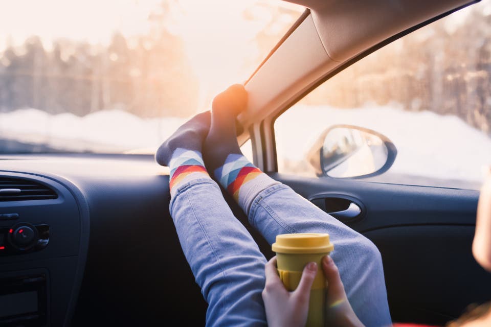 Une femme se fracture les hanches après avoir mis ses pieds sur le tableau de bord d’une voiture