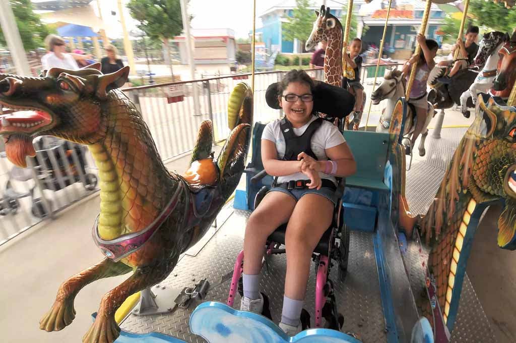 Une fille à mobilité réduite joue jovialement au parc