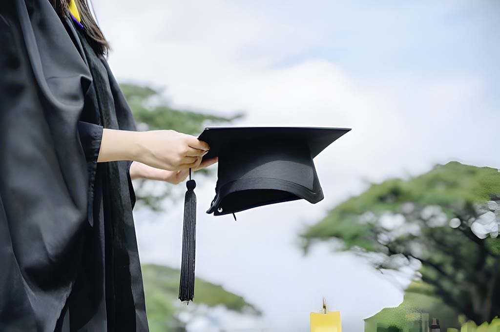 Une fille en tenue de remise de diplôme