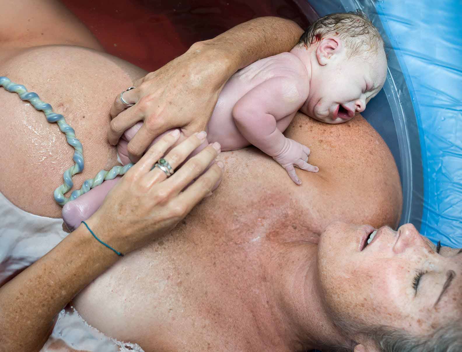 Une maman avec son bébé après l’accouchement