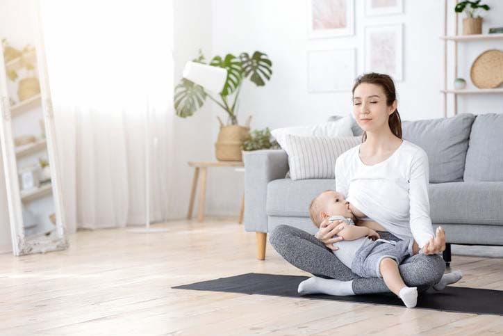 Une maman qui allaite son bébé