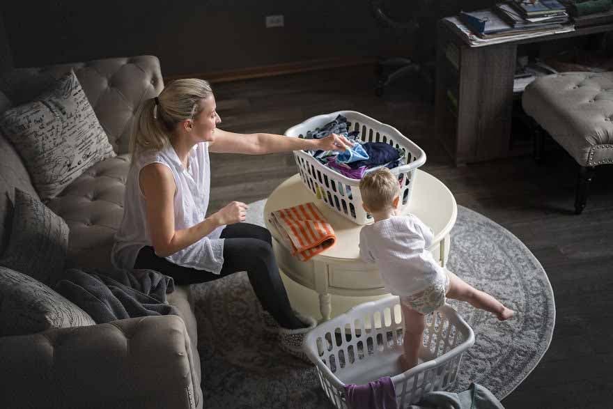 Une maman qui range les vêtements