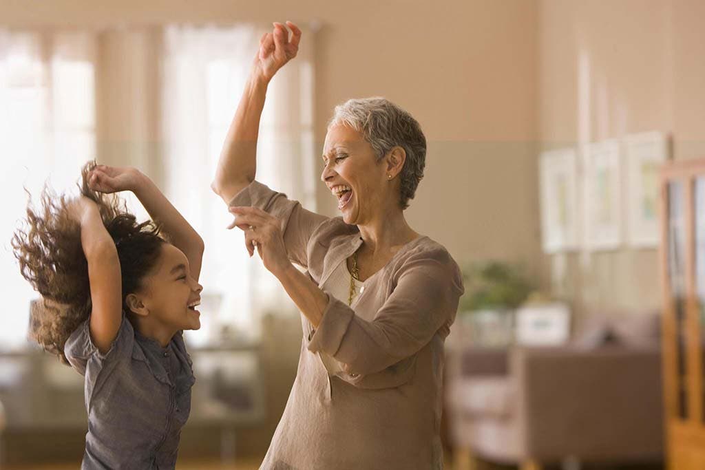 Une mamie qui joue avec sa petite-fille