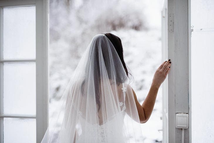 Une mariée en robe blanche