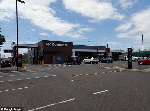 Une mère découvre avec horreur une tige en métal cachée dans un burger de Mc Donald’s