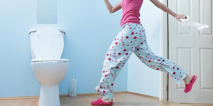 Une personne qui va aux toilettes