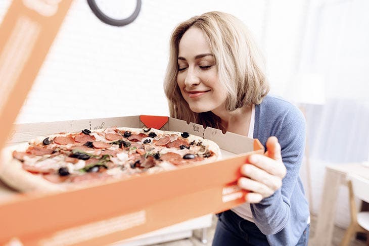 Une pizza livrée à la maison